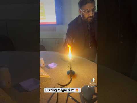 Burning 🔥 Magnesium #science #school #magnesium #chemistry #burningmagnesium #teacher #chemist