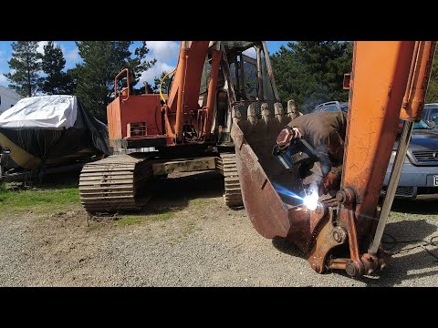 Fixing a Cracked Excavator Bucket and Digging a new road