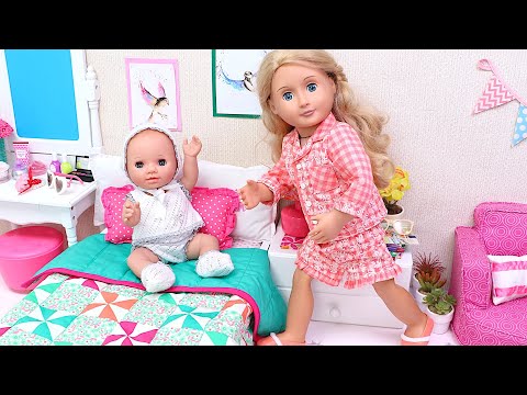 Mama doll is looking after little baby girl! Play Dolls stories for toddlers