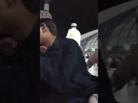 اعظم قادری ۔۔ داتا گنج بخش رحہ کے دربار پر نذرانہ عقیدت پیش کرتے ہوئے۔ Azam Qadri