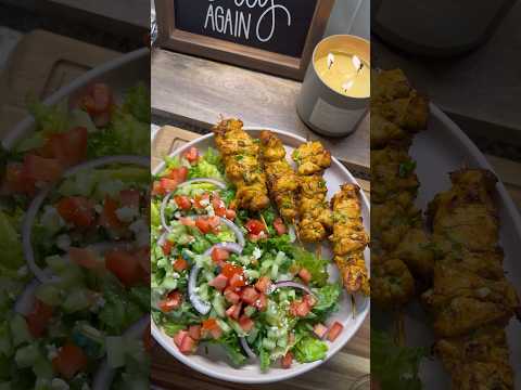 Full recipe - www.theglamkitchen.com #chickenkabab #chickenskewers #proteinmeals