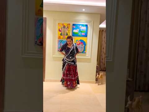 Easy Garba steps | Dholida Gujarati dance shorts #dholida #garbadancesteps #loveyatri #garbafever