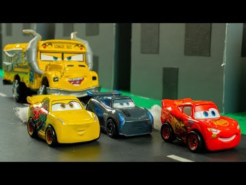 Mini City Racers TOWN Radiator Springs Miss Fritter Chase Mack Lightning McQueen & Mater Race