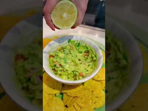 Prevent Guacamole From Browning | #guacamole #hack #perimaskitchen #shorts