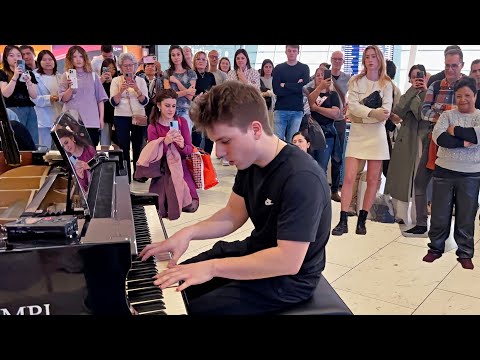 SIA - UNSTOPPABLE [PUBLIC PIANO PERFORMANCE]