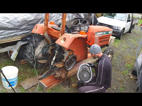 Fixing a Leaking Rear Axle Oil Seal - Kubota L1802 Tractor