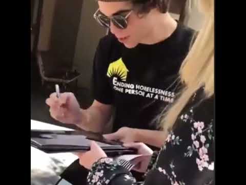 Cameron Boyce signing autographs #cameronboyce #descendants