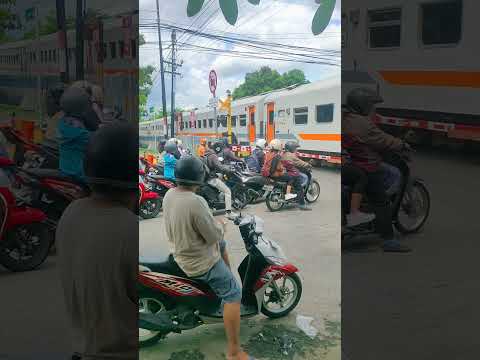 #shortvideo #keretaapi #keretaindonesia #indonesianrailroad #short #shortsvideo #train #railway #kai