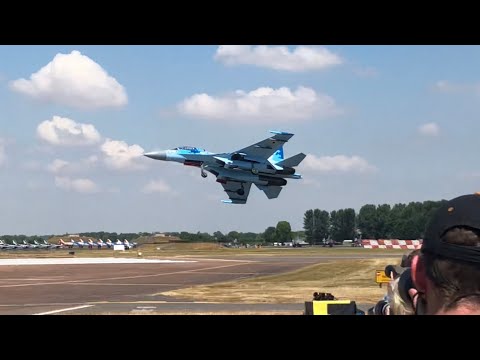 AMAZING SU-27 LANDING