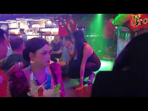 Beautiful ladyboy???dance