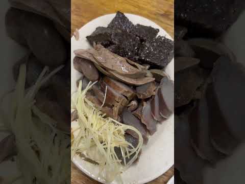 ｜二訪｜萬華在地美食「三姐鵝肉」排隊人潮好多啊，這次補拍鵝肉的影片，肉質好嫩啊～～～ #微胖團 #菜脯學長 #taiwanfood #吃吃喝喝 #吃貨 #吃貨人生 #taiwanstreetfood