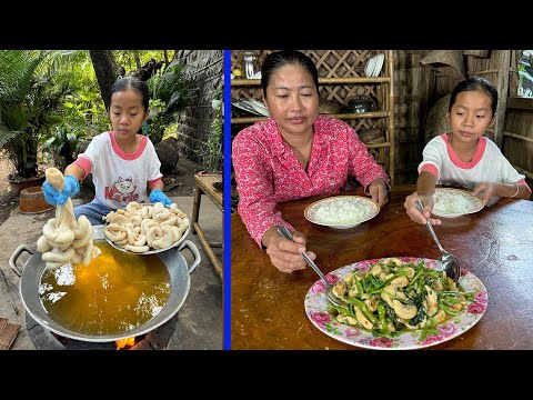 Smart girl Pich cook yummy pork intestine for grandma - Cooking with Sreypich