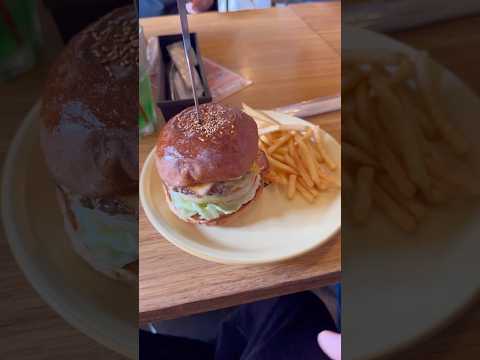 ハンバーガーをばくばく食べる