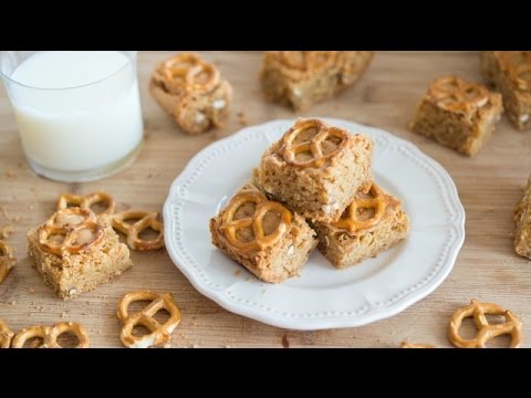 BROWN BUTTER PRETZEL CRUNCH BLONDIES - DESSERT RECIPE- Fifteen Spatulas