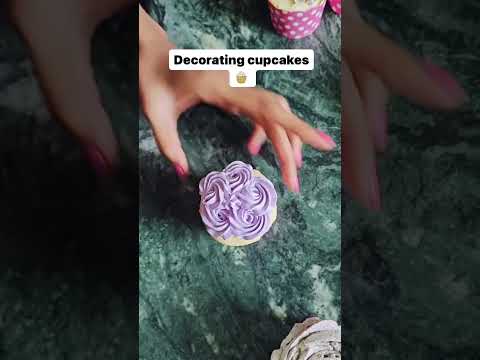 Decorating cupcakes 🧁 #ytshorts #cake #cakedesign #cakeart #Dreamycakehouse #cakedecorator