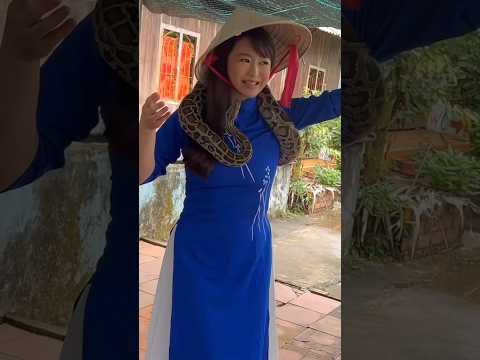 ヘビ🐍にペロペロされる女🇻🇳ベトナム