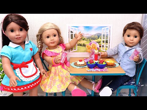 Play Dolls Story about friends in restaurant !