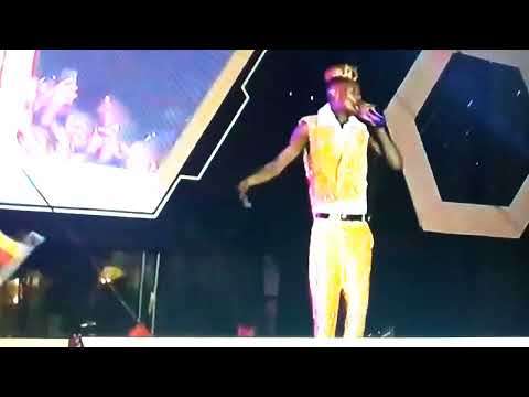 Dr. Jose Chameleon bamukubye Sente mumaaso nga ayimba ku stage