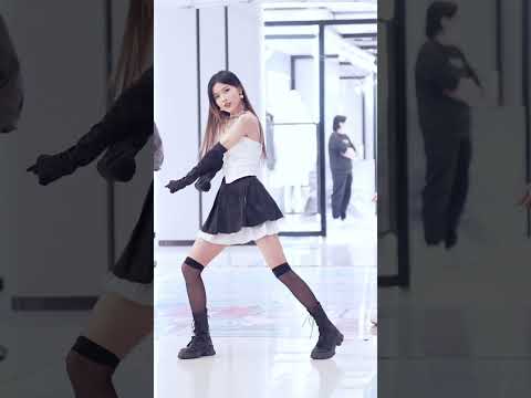 IVE Baddie Dance Cover (shopping mall performance)