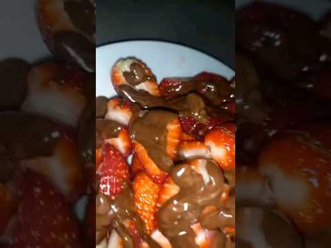 I tried to make a strawberry chocolate video🌚👍  #strawberrychocolate #trend  #shorts #chocolate #fyp