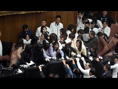 Taiwan lawmakers brawl over bills that would ‘damage democracy’  | VOA News