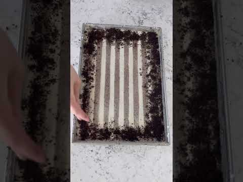 No more boring sheet cakes! Try this design next time! Cookies & cream cake on Bakingwithblondie.com