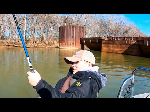 Fishing Under Barges For Late Winter Catfish  (Road Trip)