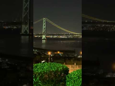 夜の明石海峡大橋。