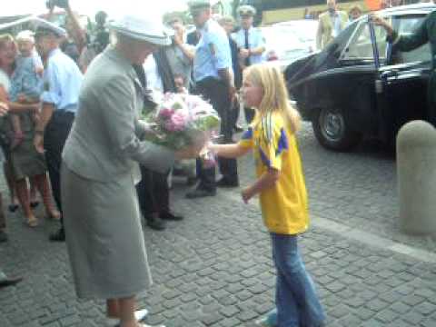 Prinsessen overrækker blomster til Dronningen.