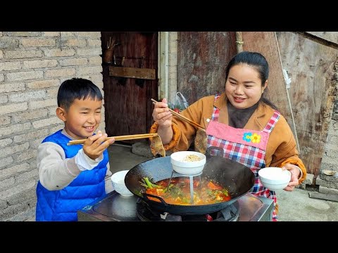 酸辣千层肚火锅，配上新鲜豌豆尖，酸辣下饭【梅子美食】