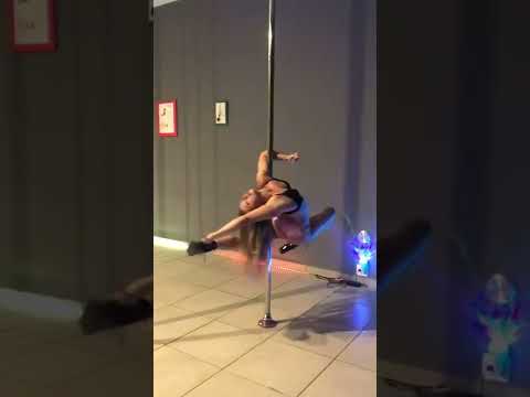 Tive que trocar a música original massss tamo aí 💜 amo esse trick 💜 #poledancing #foryou #fyp #f