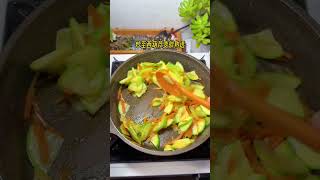 百吃不腻的西葫芦牛肉盖饭，牛肉特别软嫩#chinesefood #shortvideo #cooking #美食 #shorts