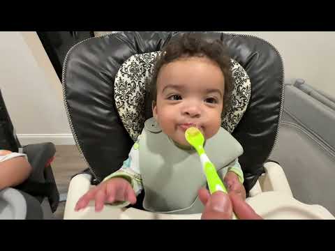 Twins try strawberries for the first time ￼