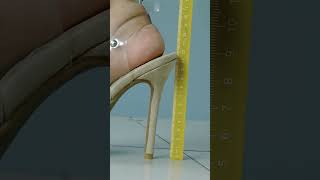 看看这一款高跟凉鞋的鞋跟有多高See how high the heel of this high-heeled sandal is