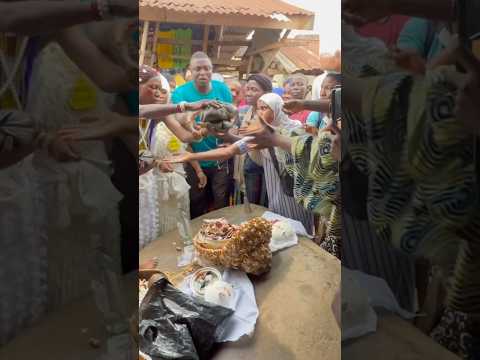 Act of kindness - Generous iya Osun gave free food to the market women and pray for them