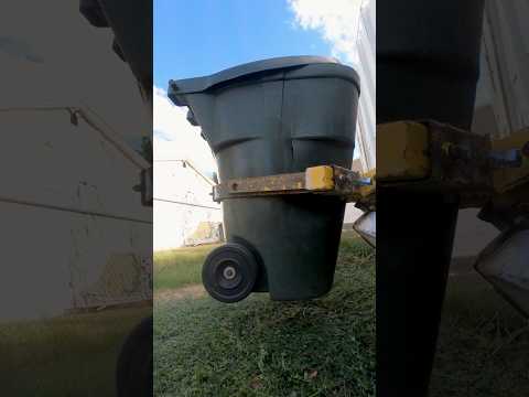 Heil Formula 7000 Garbage Truck - Up Close & Personal!