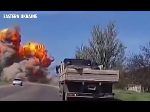 ロシアの戦車が爆破され、ウクライナのミサイル攻撃に続いて砲塔が250フィート空中に飛び出しました。