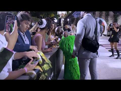 Wicked LA Dorothy Chandler Pavilion Premiere - Cynthia Erivo with her fans (Official video)