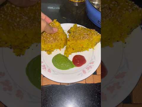 Suji ka Gujarati style Handvo | Quick easy breakfast recipe #viral #youtubeshorts #youtuberecipes