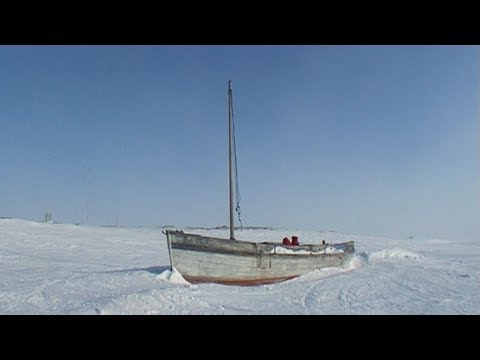 An half-buried ship in  the Cambridge Bay's snow - Nanoq 2007 expedition