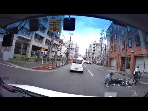 【衝撃映像】ママチャリがバイクと接触！左右確認せず道路横断【ドライブレコーダー】