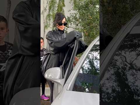 #KimKardashian Wears Oversized Jacket in Los Angeles #hollywoodpipeline