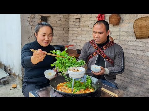 酸辣鸡火锅，配新鲜豌豆尖，下饭太香了【梅子美食】