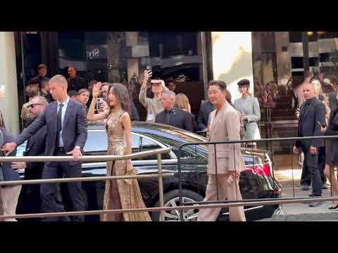 문가영  Moon Ga Young greets her fans after Dolce Gabbana's show. [slowmotion] #dgss25 #moongayoung