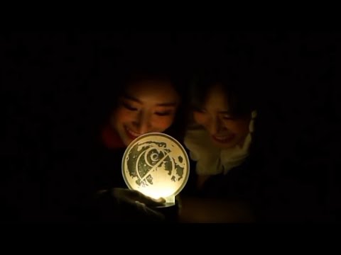 Sua and Jiu testing their lamp in the dark 🐥🐰