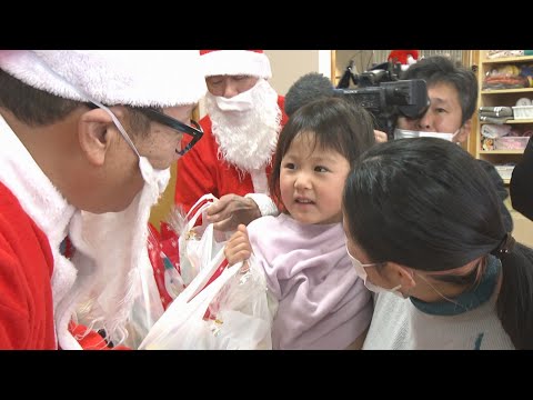 児童養護施設に一足早いクリスマス　サンタさんが子どもたちにプレゼント　岡山市