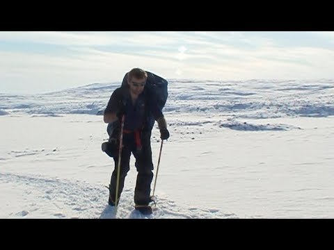 Carrying material to the Penny icecap - Penny Icecap 2009 expedition