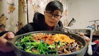 九九做韩食拌饭，荤素搭配一大钵，儿子扒饭比我快还真是爱吃了