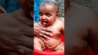 Amber se Toda Suraj ko pyara || Cute Baby bathing video 🥰🥰🥰 #shorts #babybathing