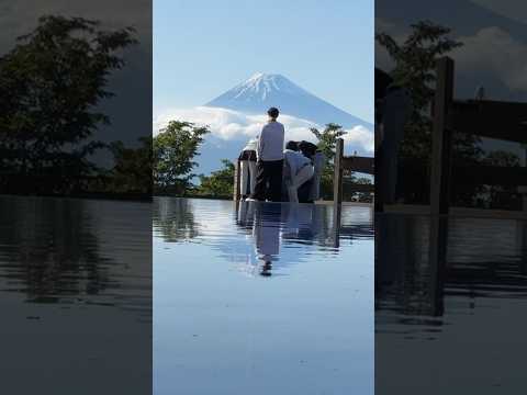 碧テラスの水盤に映る富士山！